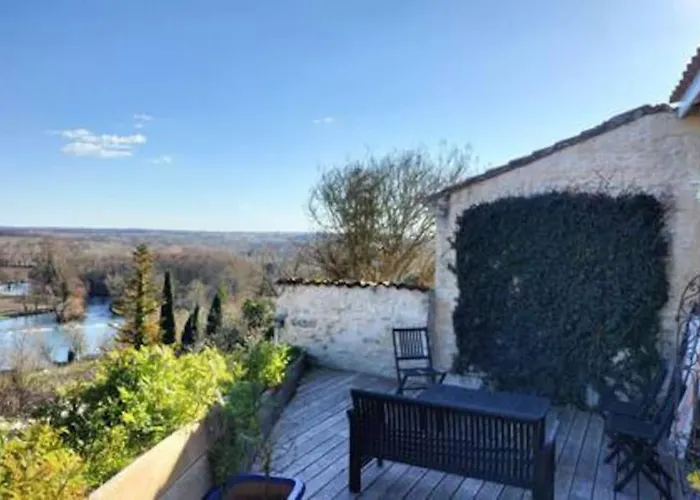 La Chabourne Des Remparts Сasa de vacaciones Saint-Simeux